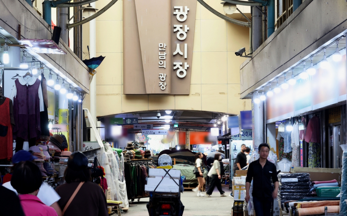 On the 18th, Gwangjang Market in Jongno-gu, Seoul, was bustling with citizens and tourists. Jongno-gu plans to implement a real-name system for street vendors starting June 1 to eliminate overcharging. /Photo provided by NEWS1