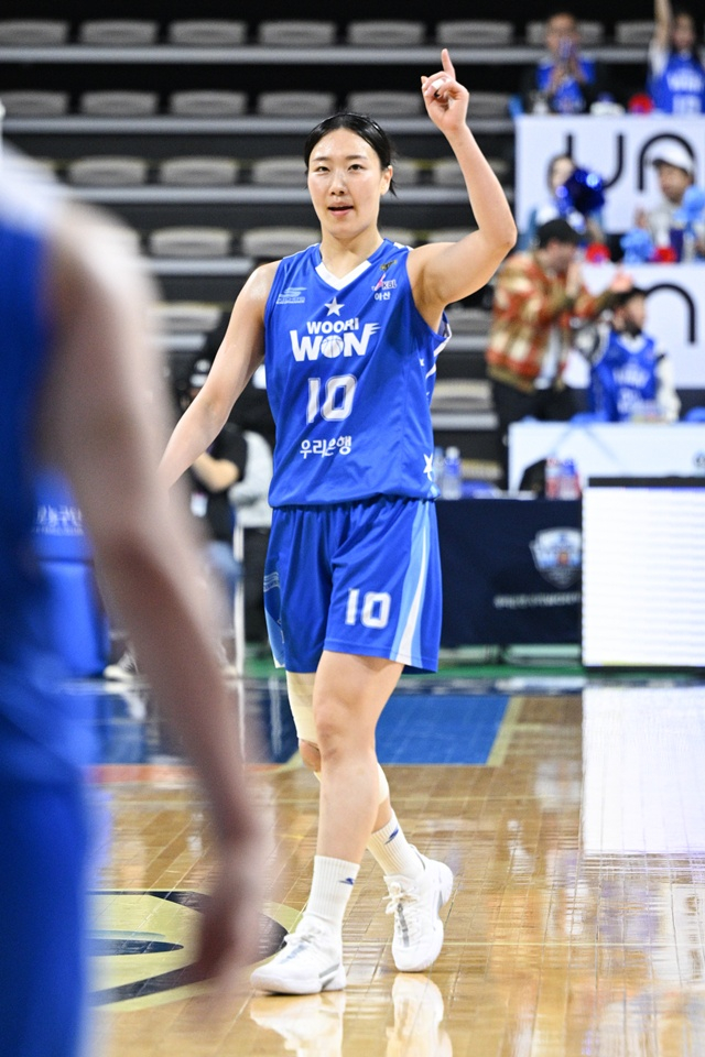 =朴惠美专心致志。