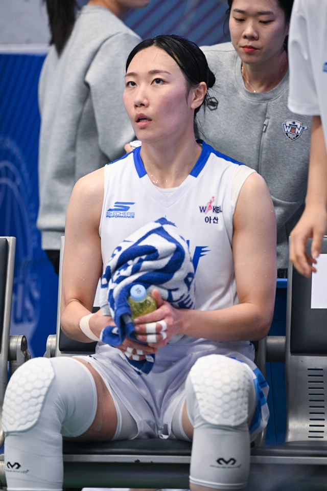图为朴惠美正在板凳上观看队友们的比赛。 =照片=WKBL提供。