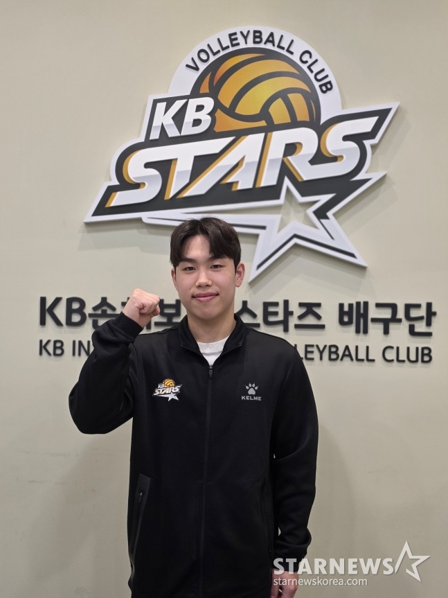 El líbero de KB Insurance, Lee Hak-jin, se reunió con la prensa el día 1 en el Suwon KB Talentium para una entrevista. /foto=reportero Kim Dong-yun
