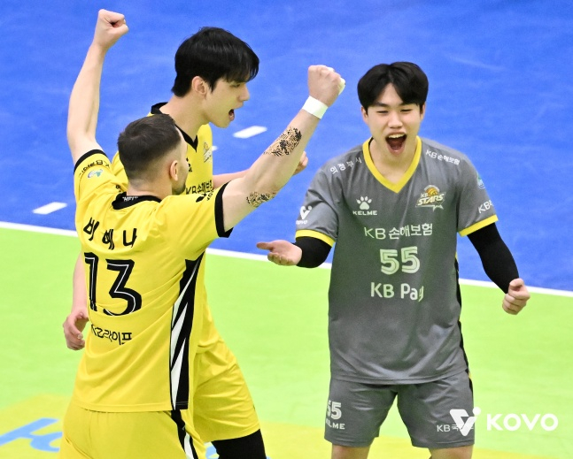 KB Insurance Lee Hak-jin (derecha). /Foto=Federación Coreana de Voleibol proporcionada