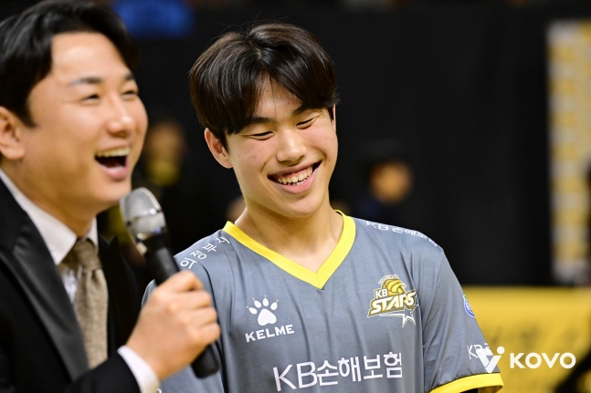 Kim Lee Hak-jin de KB Insurance sonríe después de ser seleccionado como jugador "Pang Pang" en el partido de local contra Korea Electric Power en la quinta ronda de la V League 2025-2026 de Jin Air el 16 de febrero pasado. /Foto=Proporcionada por la Federación Coreana de Voleibol