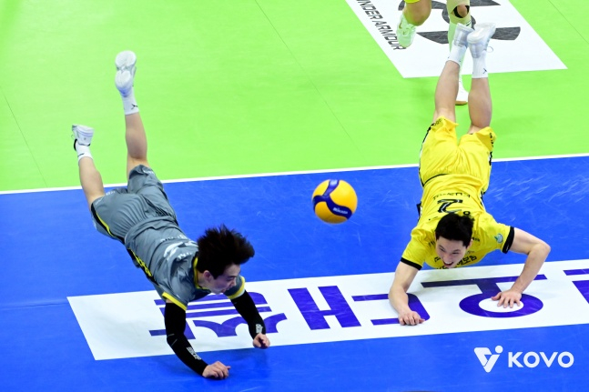 KB Insurance Lee Hak-jin (izquierda). /Foto=Federación Coreana de Voleibol proporcionada