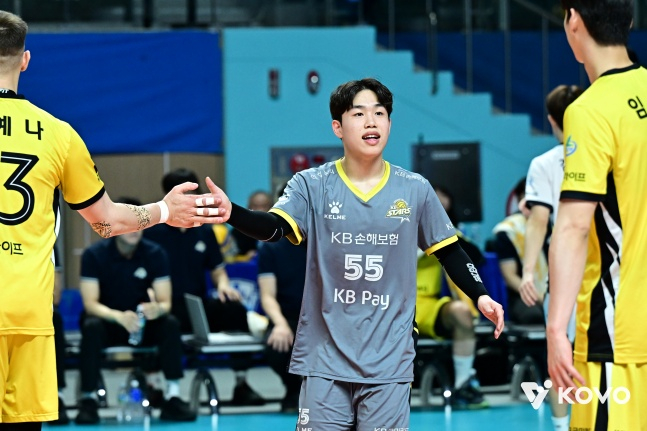 KB Insurance Lee Hak-jin (center). /Foto=Federación Coreana de Voleibol