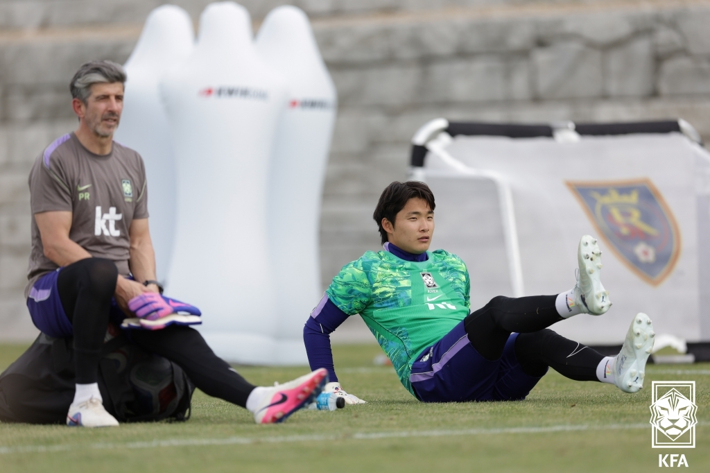 2026国際サッカー連盟(FIFA)北中米ワールドカップ(W杯)の事前キャンプ中、ユン·ギウク(右)。 /写真=大韓サッカー協会(KFA)提供
