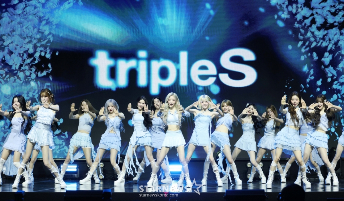 ガールズグループトリプルエス(tripleS)が1日午後、ソウル龍山区ブルースクエアで行われた新しいアルバムASSEMBLE26「LOVE&POP」パート1発売記念ショーケースに先立ってタイトル曲を披露している。 同時代を生きている少女たちの考え、悩み、態度などを含んでいるASSEMBLE26「LOVE&POP」パート1は「Sad Girls Schemin」、「Peer」、「Type of Girl」、「Sleek」、「I Like That」、「Me Myself Mode」等が収録された。 /2026.06.01 /写真=イ·ドンフン photoguy@