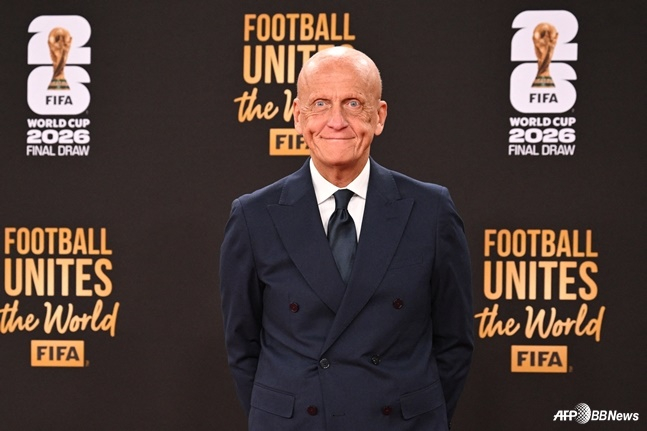 他就是国际足联(FIFA)裁判委员长科利纳。 =法新社BBNews=新闻1。
