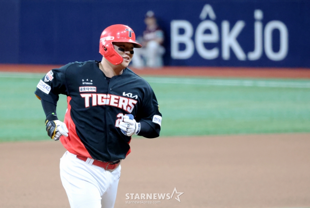 Han Jun-soo, người đánh bóng số 7 của Kia, đang về nhà sau khi đánh một cú home run solo trước Alcantara sau Na Sung-beom ở đầu hiệp 8 của trận đấu giữa Kirum Heroes và Kia Tigerers tại Gocheok Sky Dome vào ngày 27. Han Jun-soo, người đã chúc mừng cú homerun của Na Sung-beom vào ngày 27 tháng 5 năm 2026, cũng đã đánh trúng Alcantara. Tôi muốn cúi chào nhưng ...' Thay vào đó tôi sẽ chào hỏi bằng thư mục /Ảnh = Phóng viên cao cấp Kang Young Jo