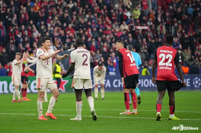El delantero de la selección checa Patrik Schick (tercero desde la izquierda) y el defensa central de la selección surcoreana Kim Min-jae (primero) durante un partido de la Bundesliga. /AFPBBNews=NEWS1