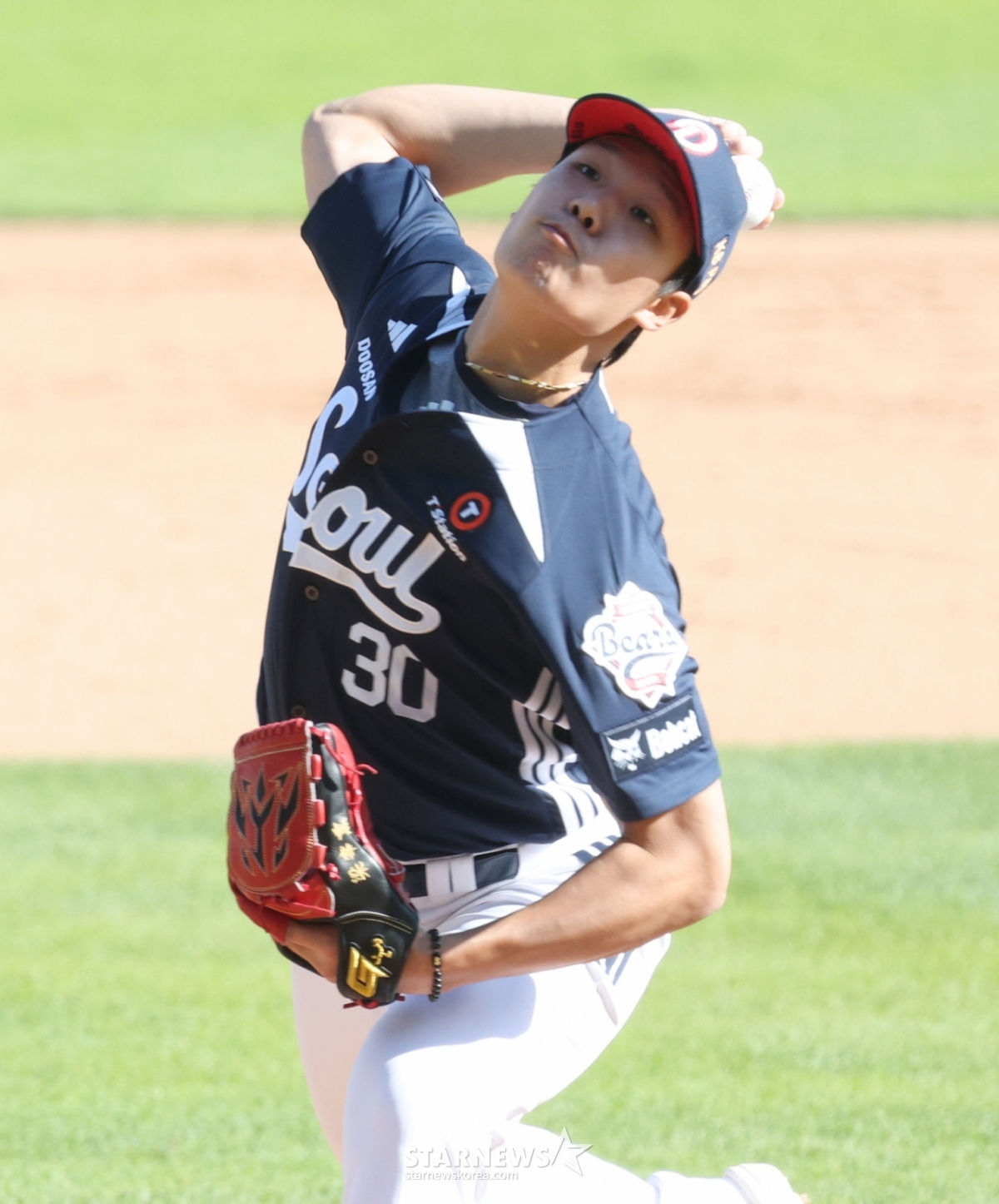 El partido entre LG Twins y Doosan Bears de la Liga KBO Shinhan SOL 2026 se disputó el 5 en el estadio de béisbol Jamsil de Seúl. Doosan Yang Ae-hoon lanza con esfuerzo. /Foto=corresponsal jefe Kim Jin-kyung