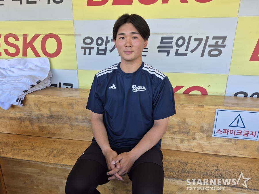 图为5月30日,斗山队与大邱三星队的比赛前夕,高田正在接受采访。 =照片=新华社记者 李承烨 摄