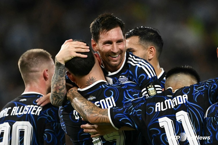 Lionel Messi (giữa) và các cầu thủ đội tuyển bóng đá quốc gia Argentina. /AFPBBNews = Tin tức 1