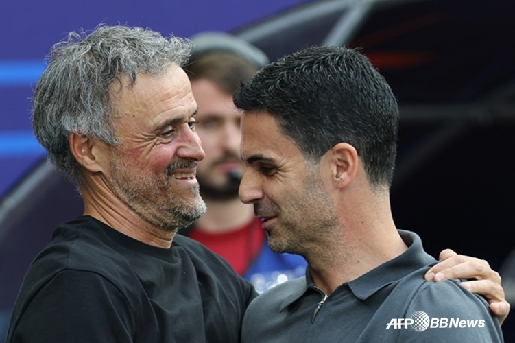 Luis Enrique (trái) và Mikel Arteta. /AFPBBNews = Tin tức 1