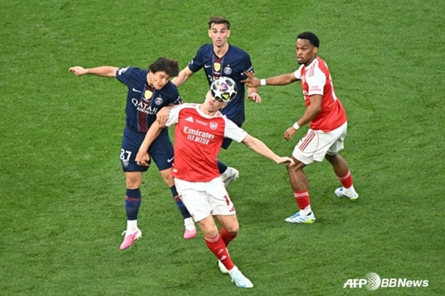 Quang cảnh trận PSG-Arsenal. /AFPBBNews = Tin tức 1