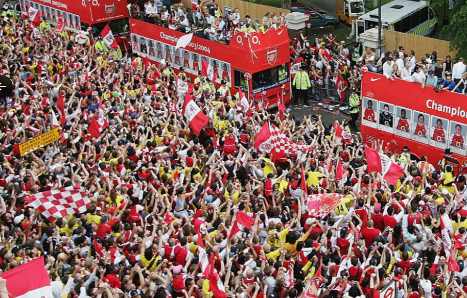 El pasado 31 (hora local), en las calles cercanas al estadio Emirates de Londres (Reino Unido), los aficionados de Arsenal, que llenaban las calles durante el desfile conmemorativo del título de la Premier League (EPL), vitoreaban con entusiasmo al equipo que pasaba. /foto=Captura de las redes sociales oficiales de Arsenal