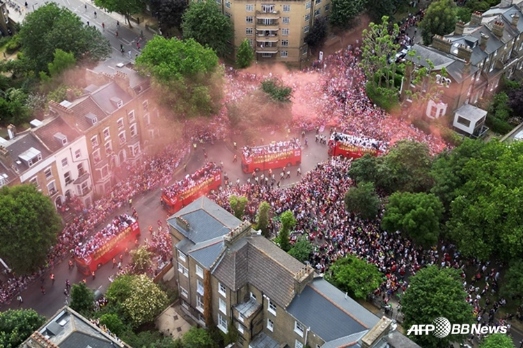 El pasado 31 (hora local), en las calles cercanas al estadio Emirates de Londres (Reino Unido), se captó desde el aire a los aficionados de Arsenal, que llenaban las calles durante el desfile conmemorativo del título de la EPL, vitoreando con entusiasmo al equipo que pasaba. /AFPBBNews=NEWS1
