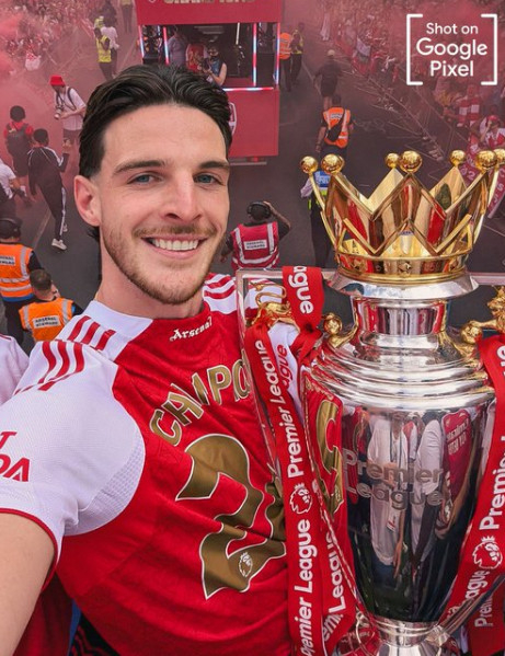 Declan Rice disfruta del desfile de celebración del título. /Foto=Captura de las redes sociales oficiales de Arsenal