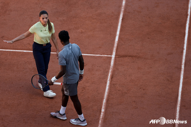 Brazilian female umpire Ana Carvalho (left). /AFPBBNews=NEWS1