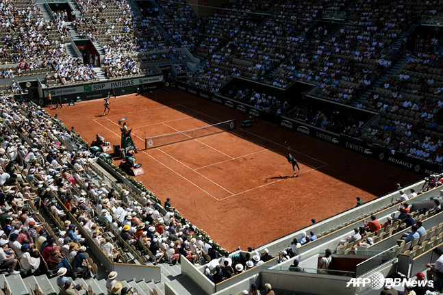 Spectators gathered for the match between Adolfo Daniel Vallejo and Moise Keita. /AFPBBNews=NEWS1
