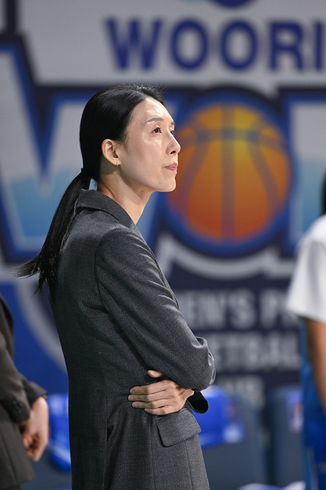 Jeon Ju-won, head coach of Asan Woori Bank. /Photo=WKBL