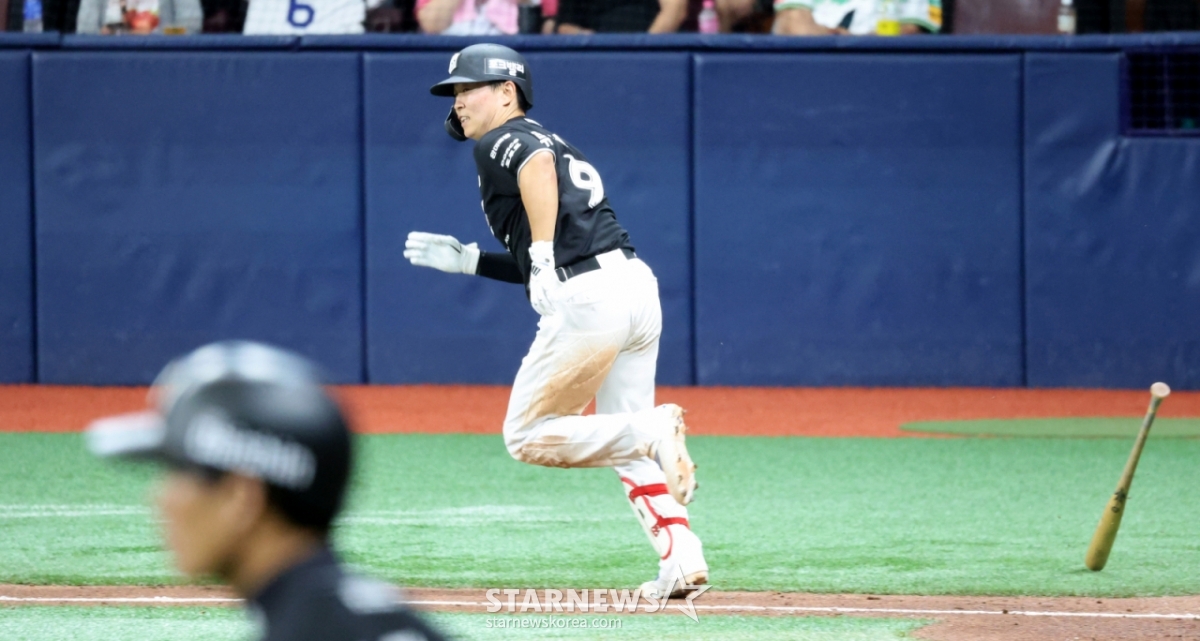KT's third hitter, Ryu Hyun-jin, gets on base with a hit in the bottom of the 5th inning with one out and a runner on first base during the 2026 KBO League Kiwoom Heroes vs. KT Wiz match held at Gocheok Sky Dome on the 31st. 2026.05.31. /Photo=Senior reporter Kang Young-jo