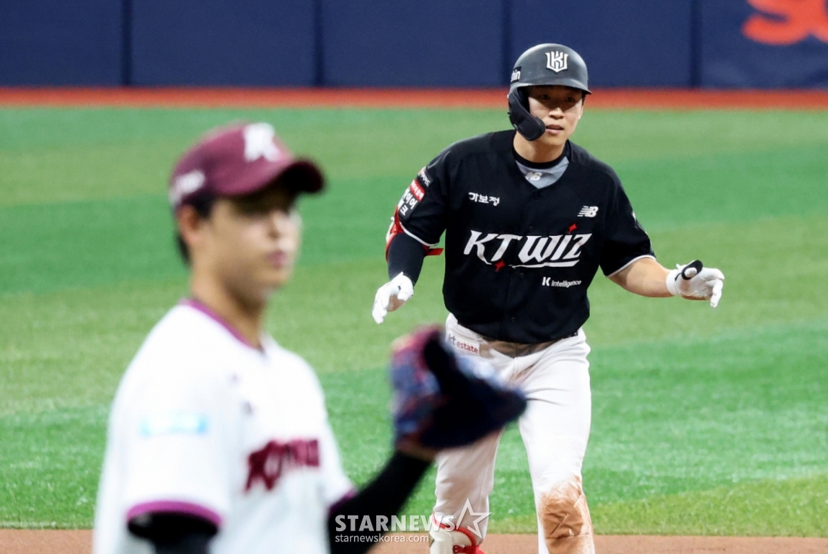 KT's third hitter, Ryu Hyun-jin, gets on base with a two-run double in the top of the 1st inning with one out and a runner on third base during the 2026 KBO League Kiwoom Heroes vs. KT Wiz match held at Gocheok Sky Dome on the 31st. 2026.05.31. /Photo=Senior reporter Kang Young-jo