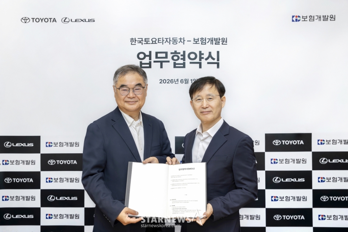 From left: Manabu Konoyama, President of Toyota Motor Korea, and Jin-ho Park, Deputy Director of the Insurance Development Institute / Photo provided by Toyota Korea
