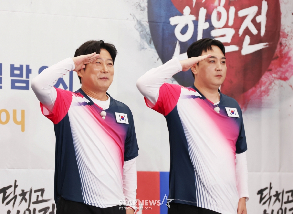 Comedians Lee Su-geun and Hwang Je-seong attended the production press conference for KBS Joy's variety show 'Shut Up, Korea-Japan Match' held at the Stanford Hotel in Sangam-dong, Mapo-gu, Seoul, on the afternoon of the 2nd, posing for photos. 'Shut Up, Korea-Japan Match' is a variety show with the concept of resolving various issues between Koreans and Japanese through games, and it will premiere on the 7th. /2026.06.02 /Photo=Lee Dong-hoon photoguy@