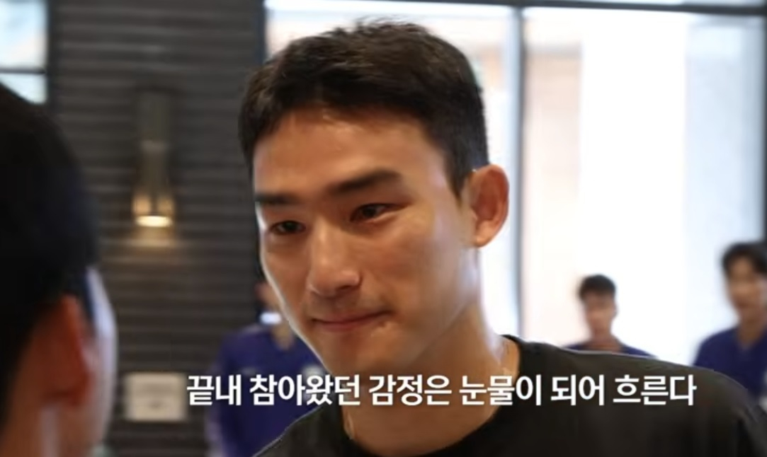Cho Yu-min saying goodbye to his teammates. /Photo=Inside Cam video still