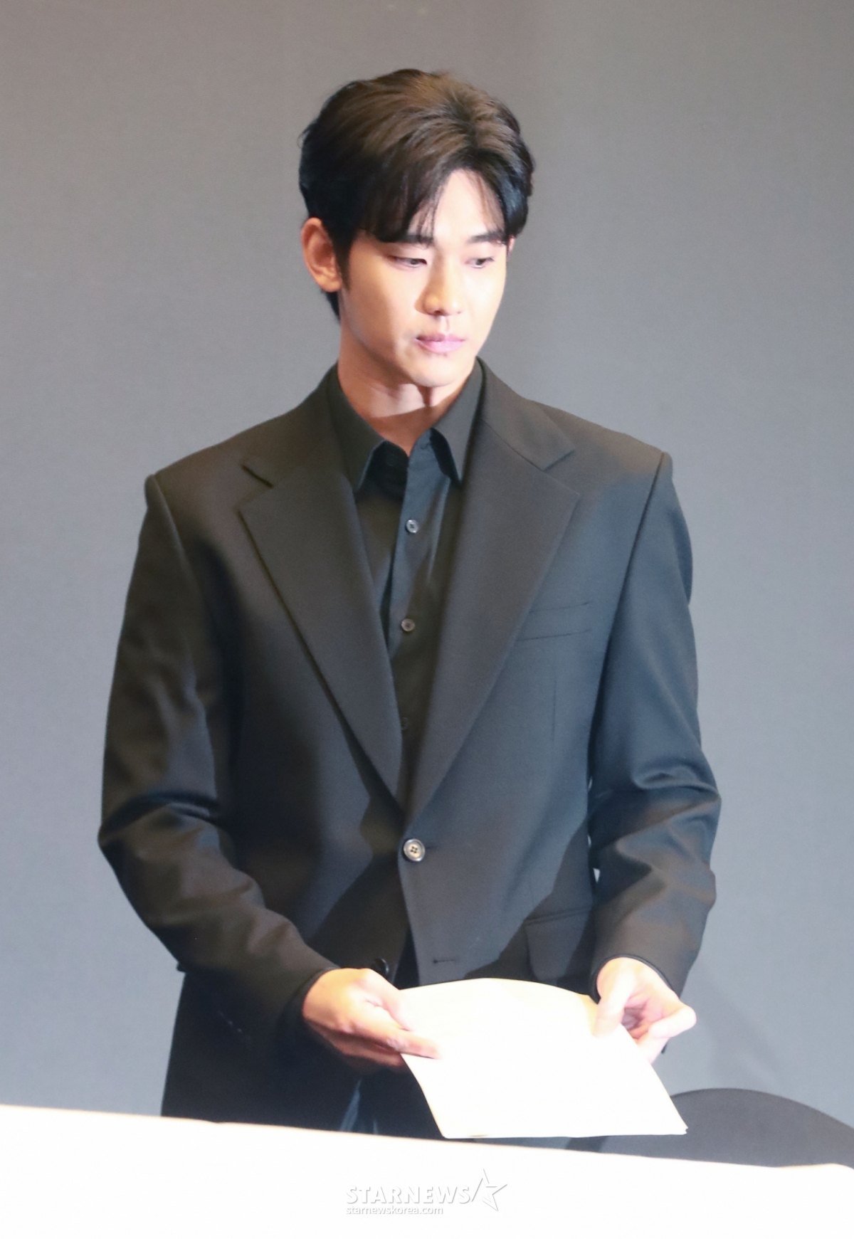 Actor Kim Soo-hyun stands at a podium to address recent controversies surrounding his private life at a press conference held this afternoon on the 31st at the Stanford Hotel in Sangam-dong, Mapo-gu, Seoul. /2025.03.31 /Photo=Senior reporter Lee Dong-hoon photoguy@