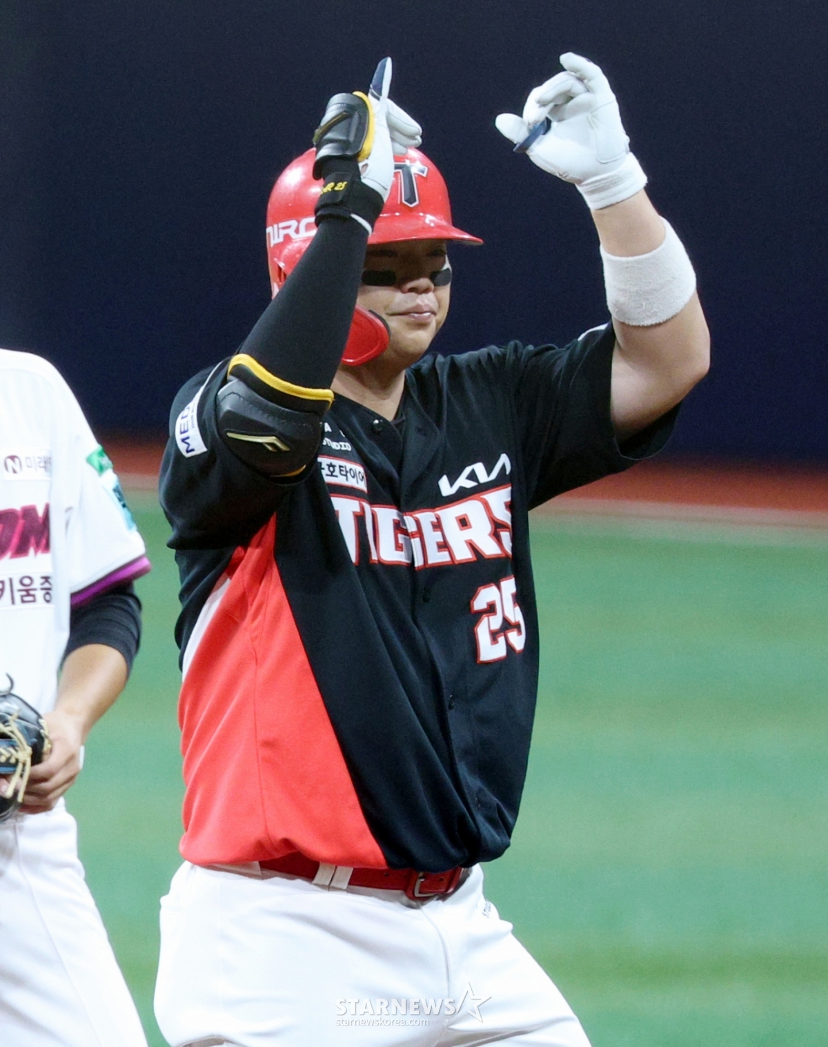 El partido de la Liga KBO Shinhan SOL 2026 entre Kiwoom Heroes y KIA Tigers se disputó el día 28 en el Seúl Gocheok Sky Dome. Han Jun-soo de KIA, en la parte baja de la segunda entrada con un out y corredor en primera base, conectó un doble de 2 carreras y, tras llegar a base, realizó una ceremonia. /foto=corresponsal jefe Kim Jin-kyung