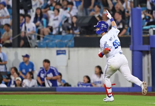 Park Seung-kyu performing a celebration. /Photo=Samsung Lions