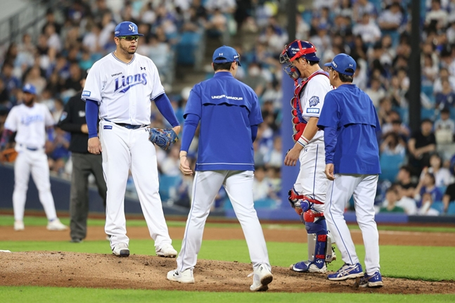Huarado (izquierda). /Foto=Samsung Lions