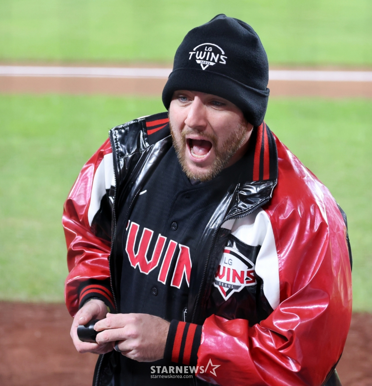 LG's Austin Dean prepares for the fifth game of the 2025 KBO League Korean Series between Hanwha Eagles and LG Twins at Daejeon Hanwha Life Eagles Park on the 31st. 2025.10.31. LG's Austin Dean prepares for the fifth game of the 2025 KBO League Korean Series between Hanwha Eagles and LG Twins at Daejeon Hanwha Life Eagles Park on the 31st. 2025.10.31. /Photo=Senior reporter Kang Young-jo