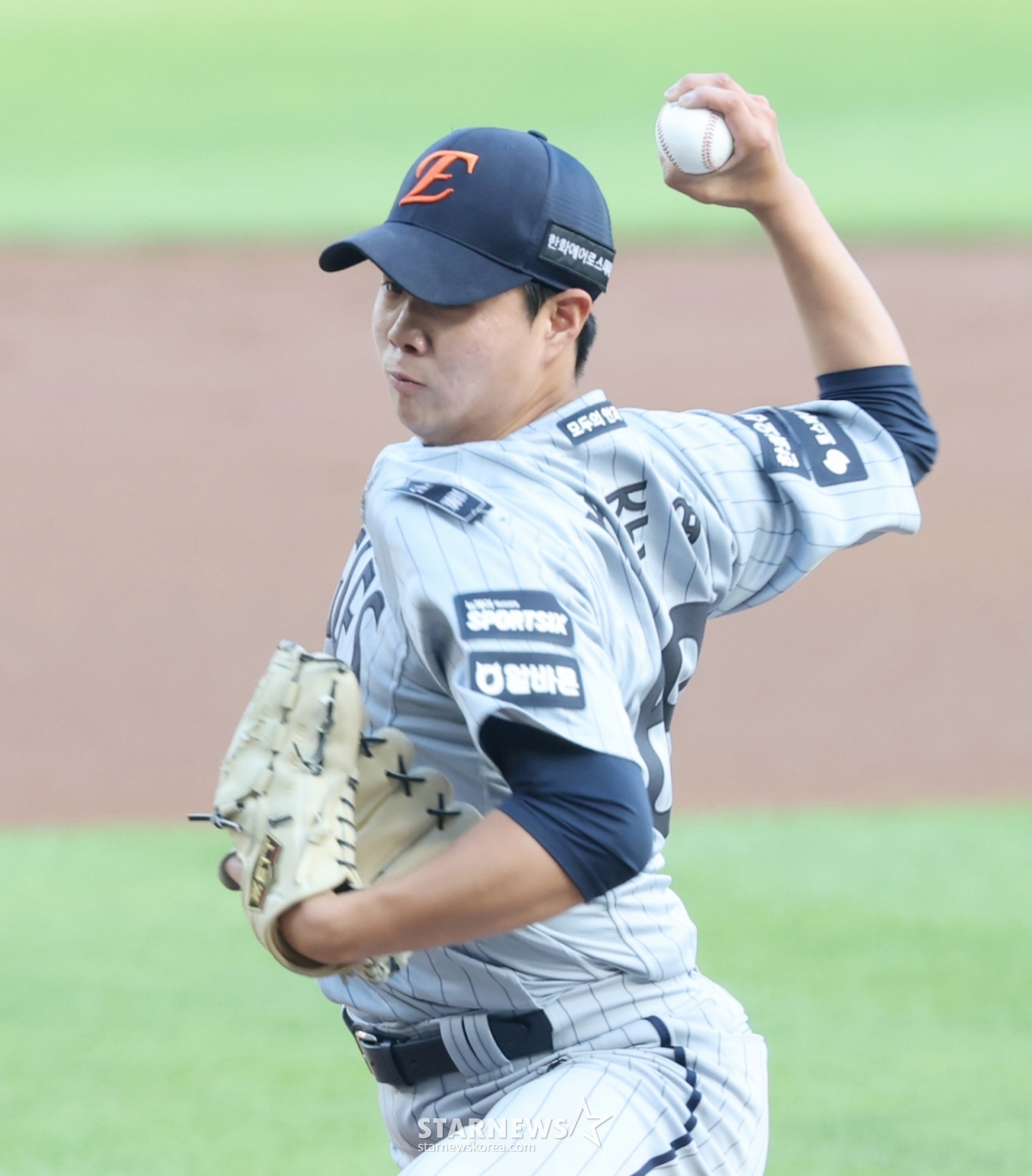 Тренер Hanwha Eagles Ким Кён Мун носит ленту на левой руке во время матча Doosan Bears на бейсбольном стадионе Джамсиль в Сеуле 2-го числа. /Фото = Ожидание Ким Чжин Гёна