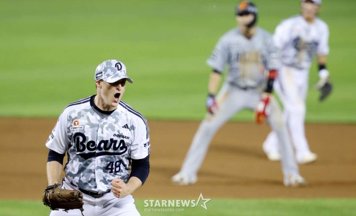 Бесс Бенджамин (слева) из Doosan Bears борется с Hanwha Eagles на бейсбольном стадионе Джамсиль в Сеуле 2-го числа за предотвращение кризиса и за то, что они борются на домашнем матче лиги SOL KBO 2026 Shinhan. /Фото = Ожидание Ким Чжин Гёна