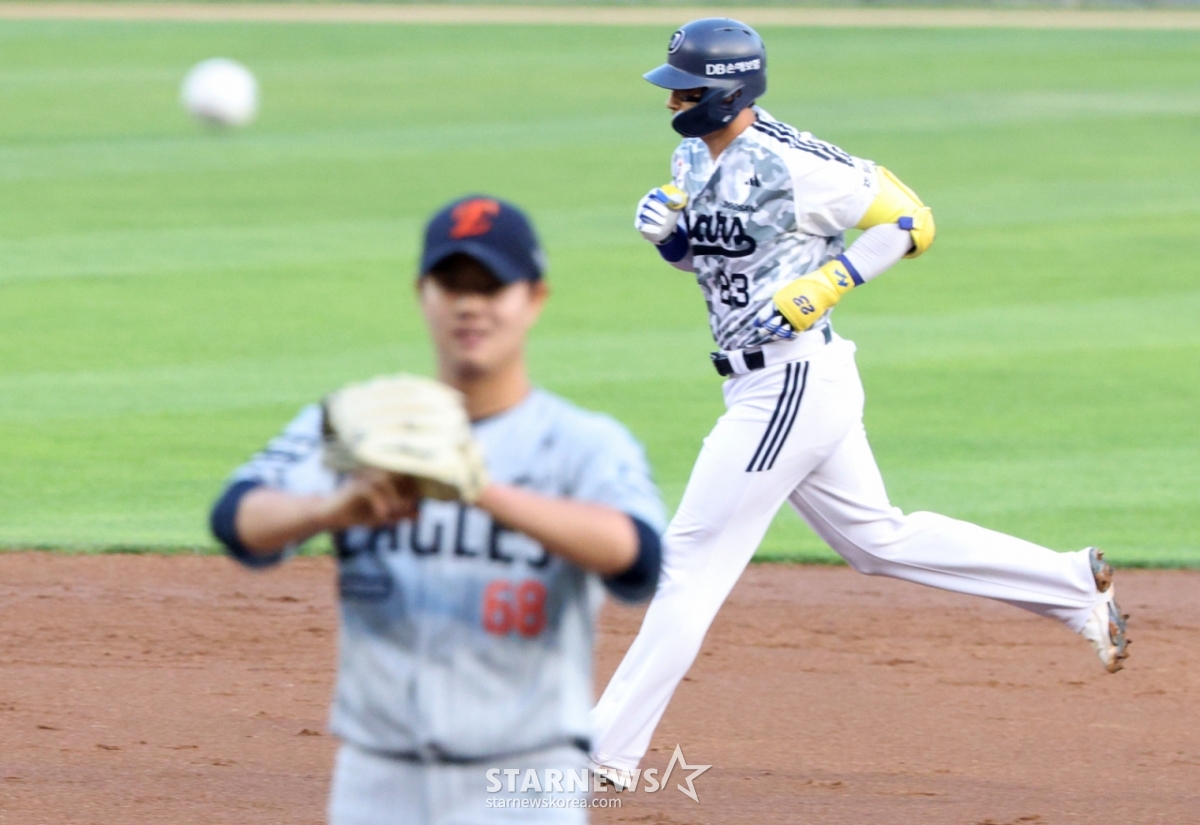 Кан Сын Хо (справа) из Doosan Bears делает первый сольный хоум-ран в конце третьего иннинга против Hanwha Eagles на бейсбольном стадионе Джамсиль в Сеуле 2-го числа. /Фото = Ожидание Ким Чжин Гёна