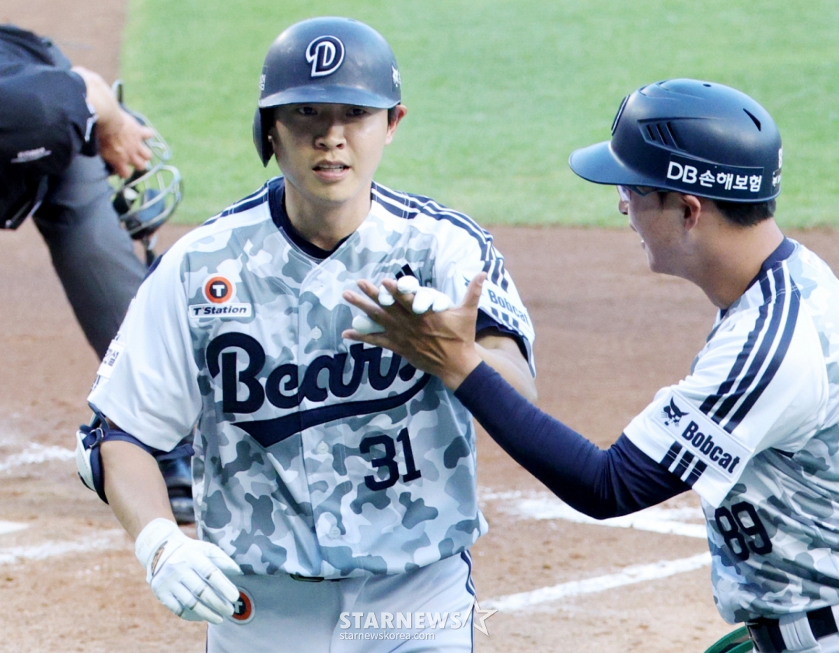 Чун Су Бин (слева) из Doosan Bears забивает солопо в конце третьего иннинга против Hanwha Eagles и 2026 Shinhan SOL KBO League, который состоялся на бейсбольном стадионе Джамсиль в Сеуле 2-го числа. /Фото = Ожидание Ким Чжин Гёна