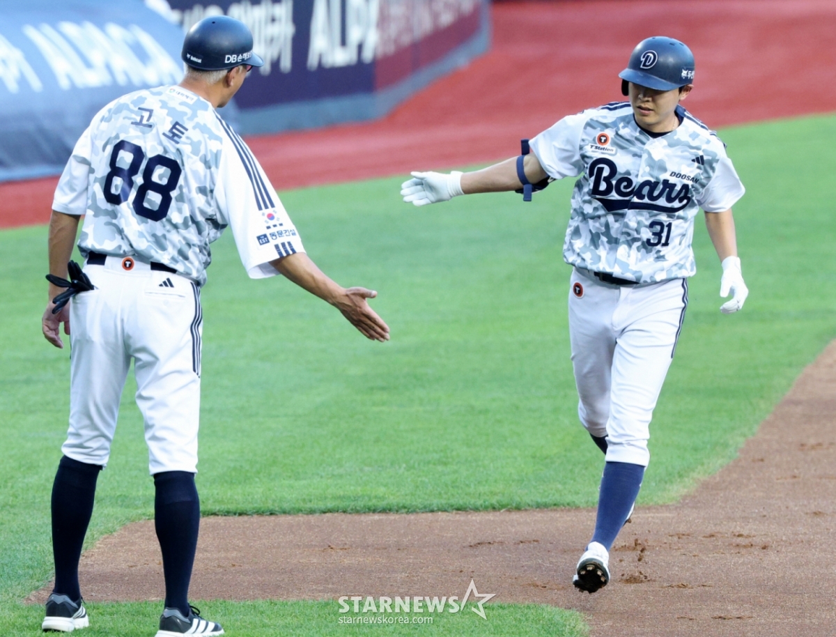 Doosan Bears' Jung Soobin (right) celebrates with coach Goto and Haifa Eve after hitting a solo home run in the bottom of the third inning against the Hanwha Eagles in a 2026 Shinhan SOL KBO League home game on the 2nd. /Photo=Chief correspondent Kim Jin-kyung