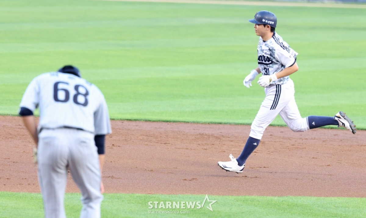 Doosan Bears' Jung Soobin (right) rounds the bases after hitting a solo home run against Park Jun-young in the bottom of the third inning in a 2026 Shinhan SOL KBO League home game against the Hanwha Eagles on the 2nd. /Photo=Chief correspondent Kim Jin-kyung