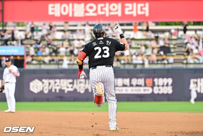 LG's Austin hit a two-run home run in the bottom of the third inning with two outs and a runner on second base in the game against Suwon KT on the 2nd. It was his 100th career home run.