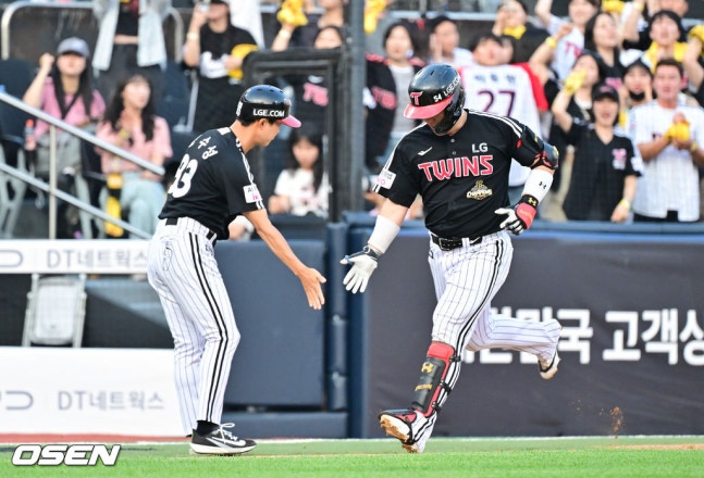 Park Dong-won de LG conectó un jonrón solitario en la segunda entrada, con bases llenas, el día 2 contra Suwon KT.