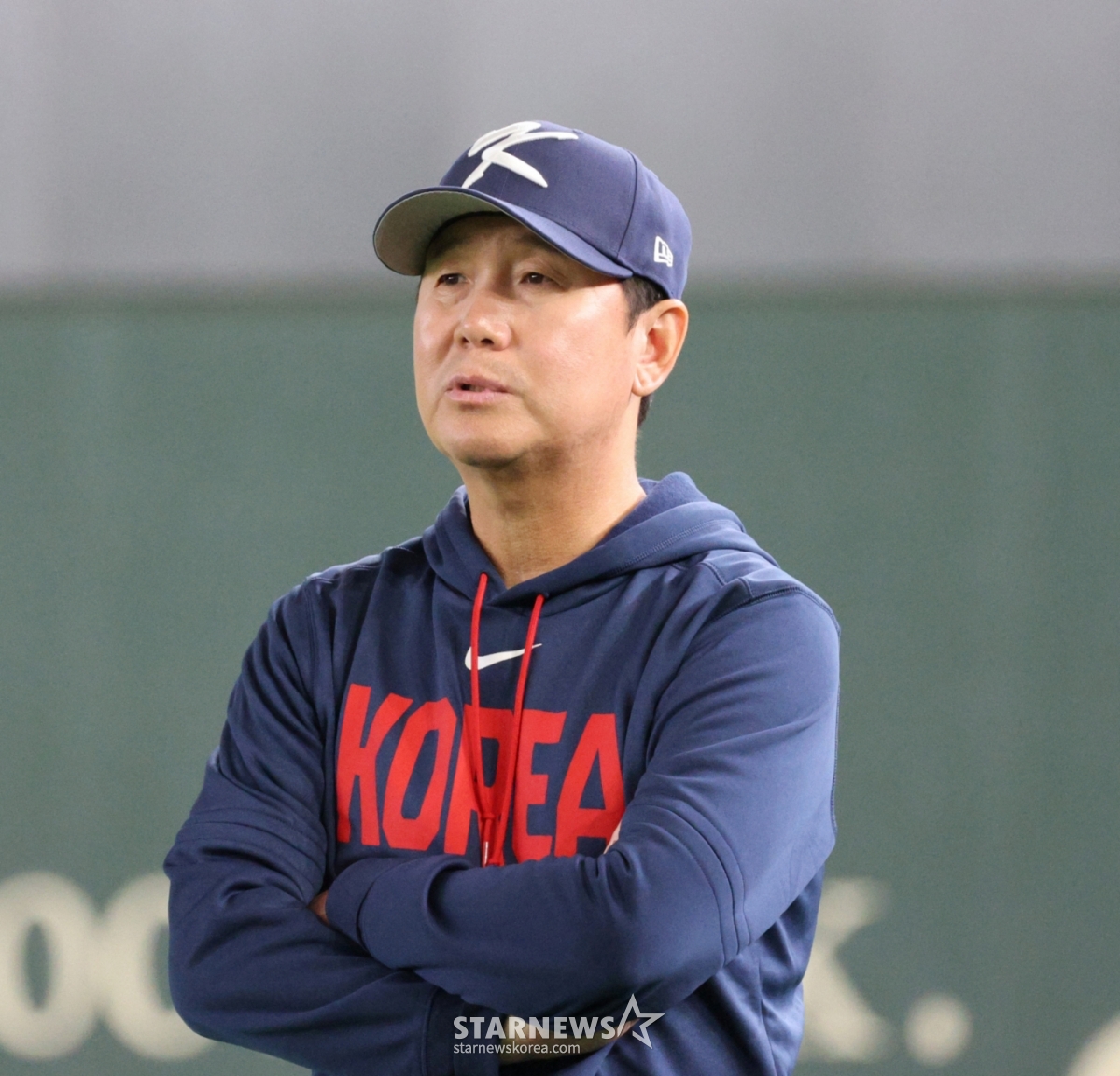 Baseball national team head coach Ryu Ji-hyun is seen chatting with pitching coach Kim Kwang-sam during a training session at Tokyo Dome on the 4th, one day before the opening of the 2026 WBC Tokyo Round. 2026.03.04. /Photo=Senior reporter Kang Young-jo cameratalks@