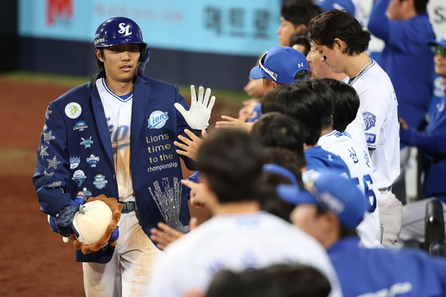 Lee Jae-hyun (left) returning to the dugout after his 7th home run. /Photo=Samsung Lions