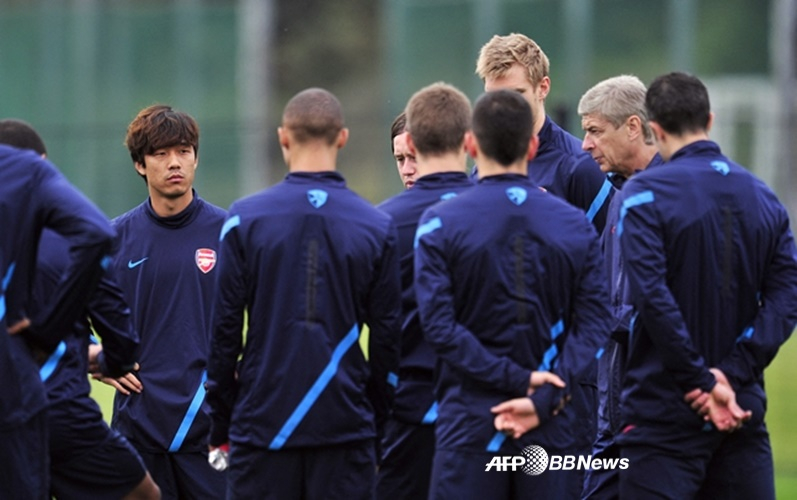 Park Joo-young (ngoài cùng bên phải) và Arsene Wenger (thứ hai bên phải). /AFPBBNews = Tin tức 1