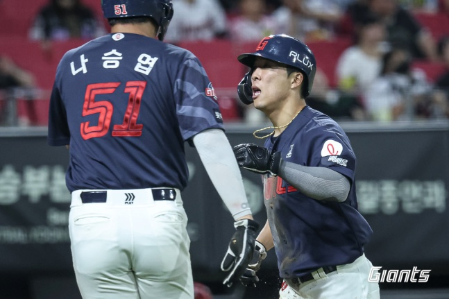 2日,乐天金东赫在与光州KIA队的比赛第8回合初,在2人出局1、3垒有人的情况下,在孙浩英击出2垒打时踏上了本垒。 =乐天巨人队。