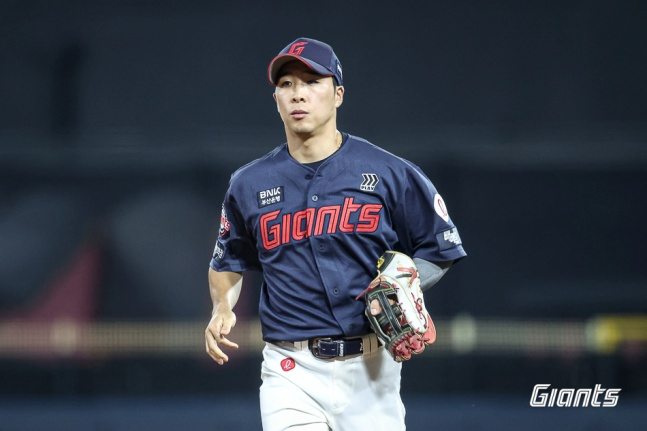 他就是乐天队的金东赫。 =乐天巨人队。