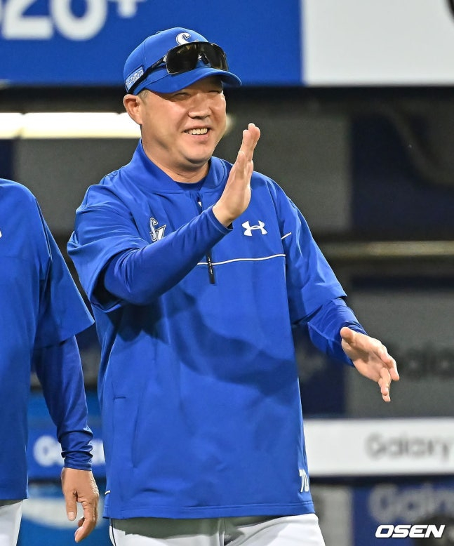 Samsung Lions manager Park Jin-man celebrates after defeating the NC Dinos on the 2nd.