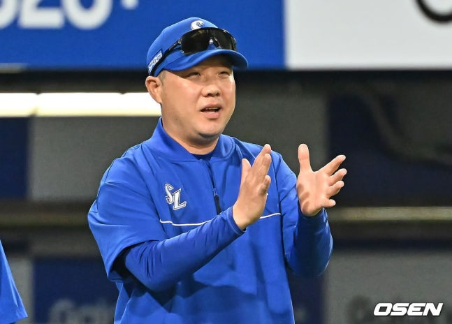 Samsung Lions manager Park Jin-man celebrates after defeating the NC Dinos on the 2nd.