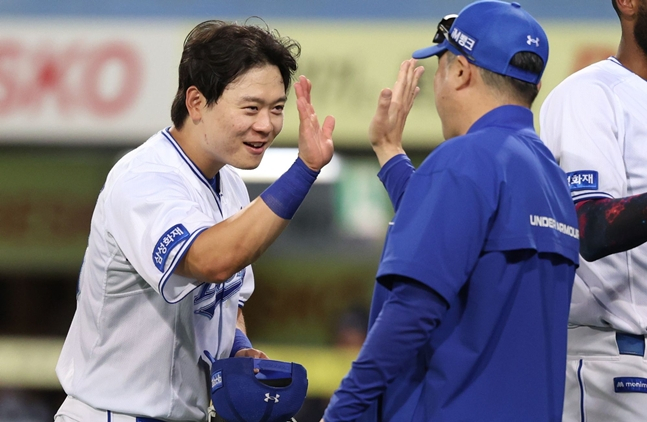Park Seung-gyu and Haifa Ibhah with manager Park Jin-man (right). /Photo=Samsung Lions